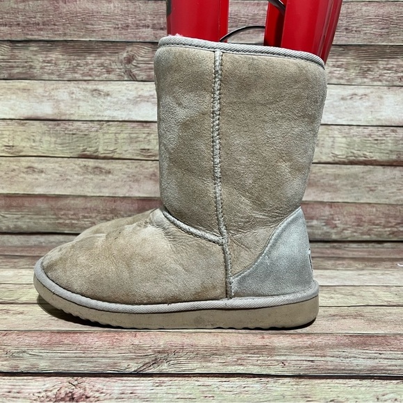 Ugg Classic Short Boots - Picture 1 of 8